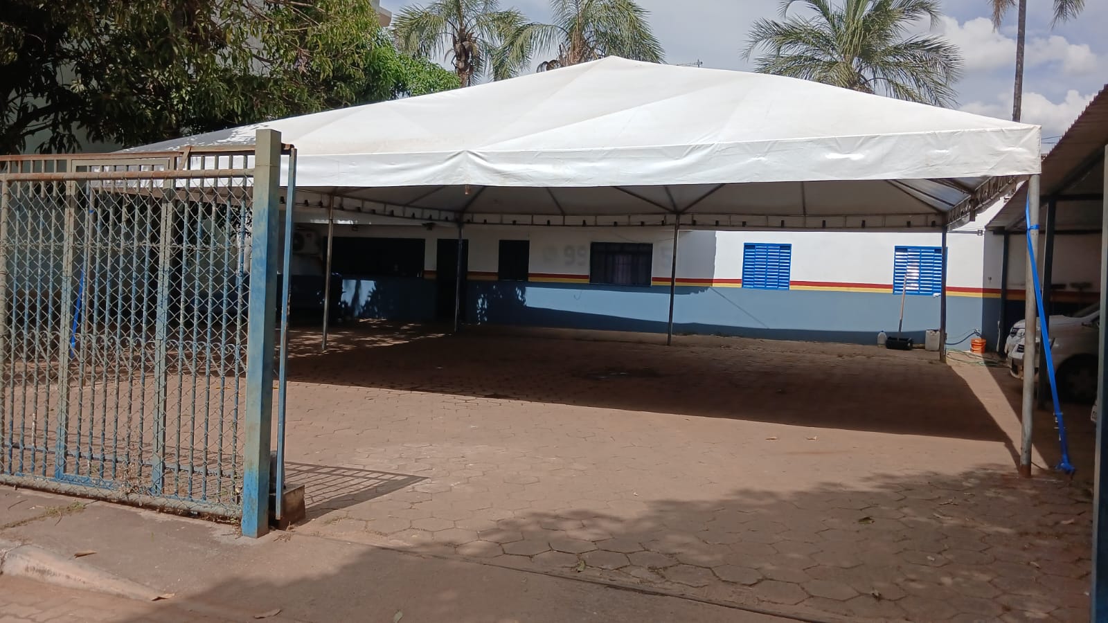 Tenda montada em área externa
